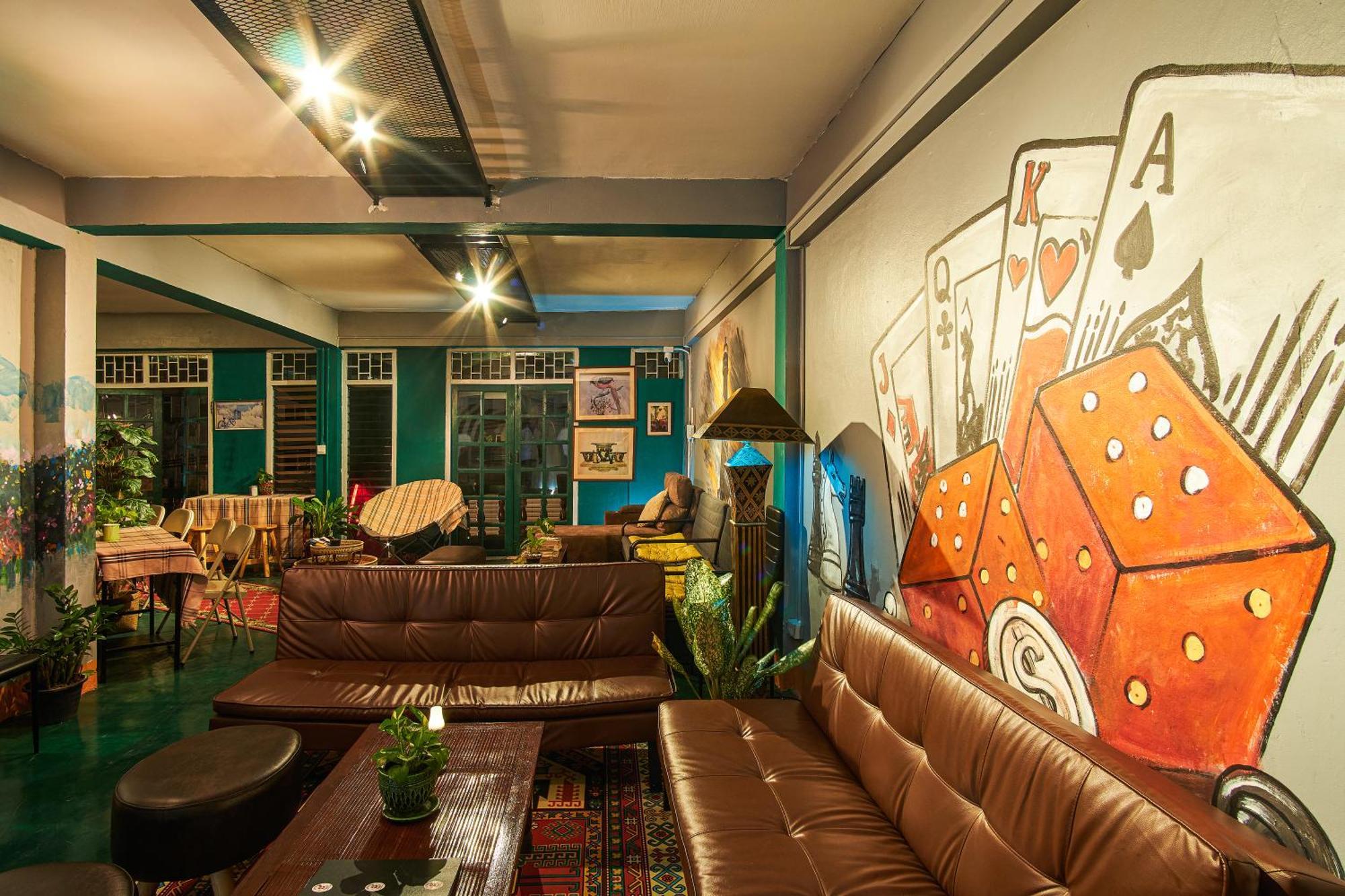 Happiness Community Wake & Bake - Rooftop Bar & Bistro Auberge de jeunesse Pattaya