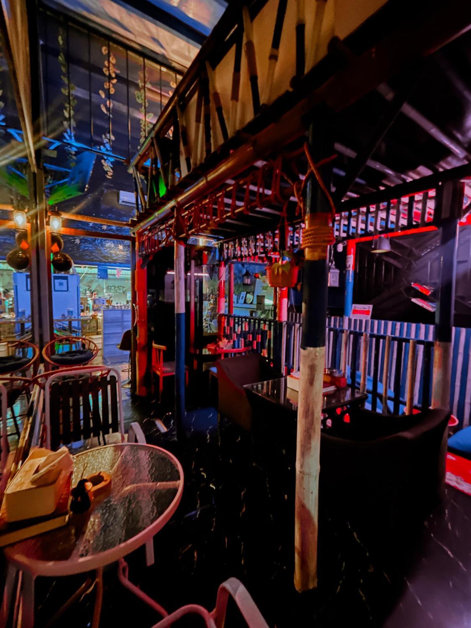 Happiness Community Wake & Bake - Rooftop Bar & Bistro Auberge de jeunesse
