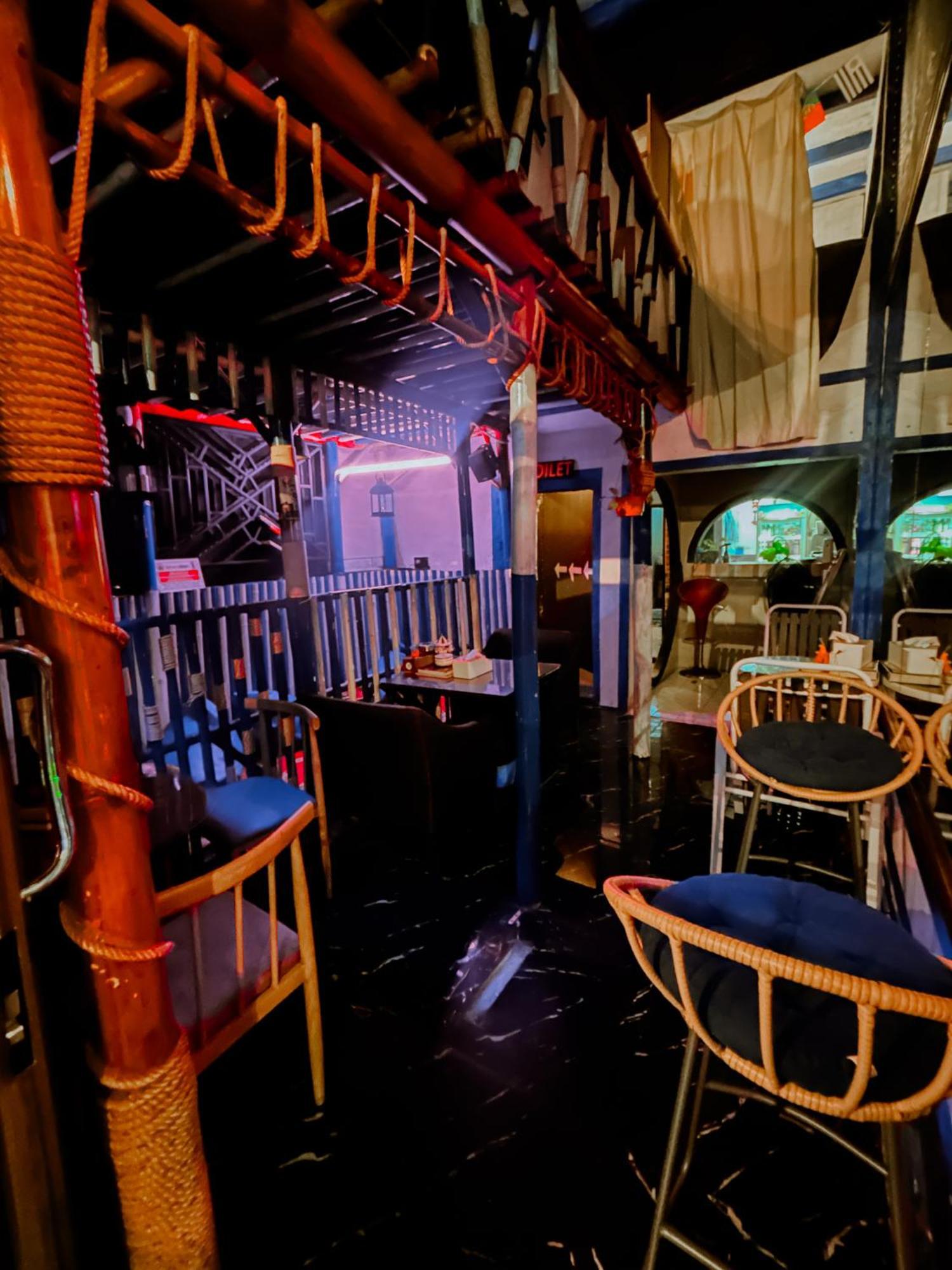 Hostel Happiness Community Wake & Bake - Rooftop Bar & Bistro